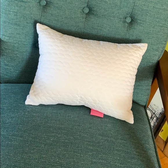 Isaac Mizrahi Other - Isaac Mizrahi White Quilted Accent Pillow